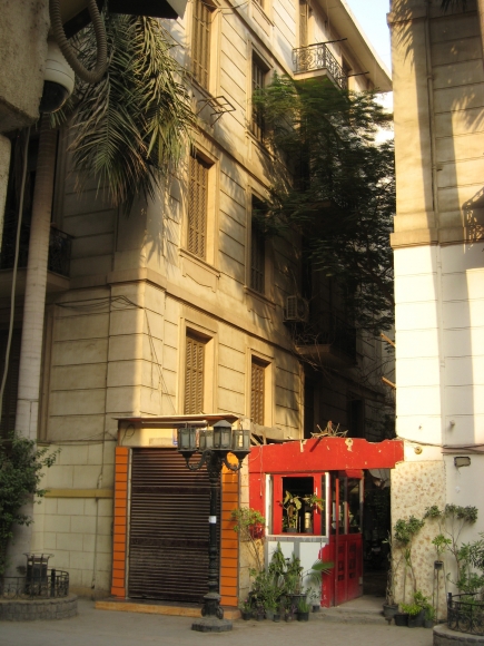 <a class="fancybox" rel="gallery-" href="https://cuip.clustermappinginitiative.org/sites/default/files/styles/largest/public/a5_2_0.jpg?itok=eWLhbbwg" title="مدخل ممر السبكي من خلال كشك للزهور.">تكبير</a><br >٢٠١٥، أكتوبر ١٨، ٠٣:١٠مساءاً<br>مدخل ممر السبكي من خلال كشك للزهور.